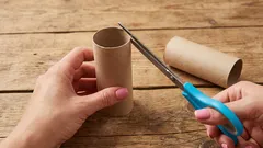 Bastano pochi tagli e il tubo di cartone della carta igienica diventa un utile alleato