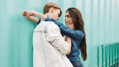 Come capire se è davvero innamorato: i principali segnali di un uomo emotivamente non disponibile