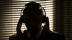 Anche quando i dispositivi sono spenti: un ex agente della CIA ha svelato come i servizi segreti ascoltino tutti