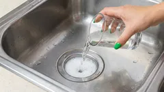 Niente aceto né bicarbonato: questo metodo con un bicchiere d’acqua elimina qualsiasi ingorgo