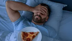 Perché dovresti smettere di mangiare 3 ore prima di dormire: i dietologi spiegano i vantaggi di questa abitudine