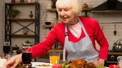 Lotta all’invecchiamento: gli esperti indicano gli alimenti da consumare di più dopo i 50 anni