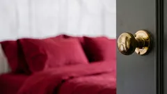 Non lasciare mai la porta della camera da letto aperta di notte: ecco perché è importante chiuderla