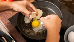 Se friggi le uova in questo modo, non si attaccheranno mai alla padella: ecco cosa devi fare