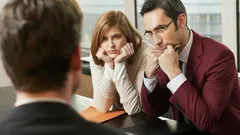 Evitare lo sguardo durante una conversazione: gli psicologi spiegano cosa rivela sulla personalità