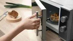 Cosa è assolutamente vietato mettere nel microonde: la maggior parte non lo immagina nemmeno