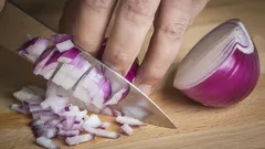 L’errore principale quando si frigge la cipolla che impedisce di farla dorare: cosa sbagliano tutti?