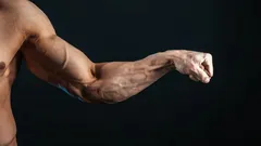 Non in palestra, ma nella tua stanza: come far crescere braccia che attirano gli sguardi